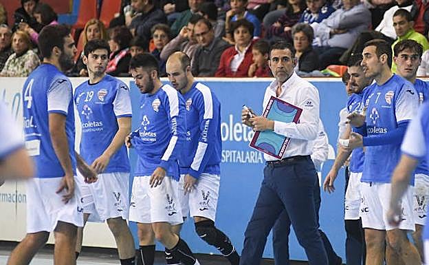 Pisonero, rodeado de sus jugadores durante un partido. 