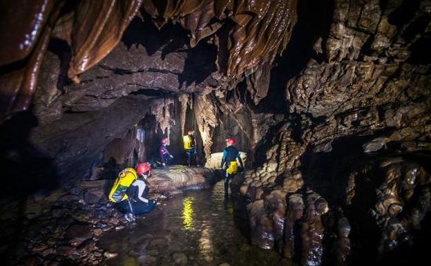 El descenso en la Cueva de Valporquero, mejor actividad de turismo activo