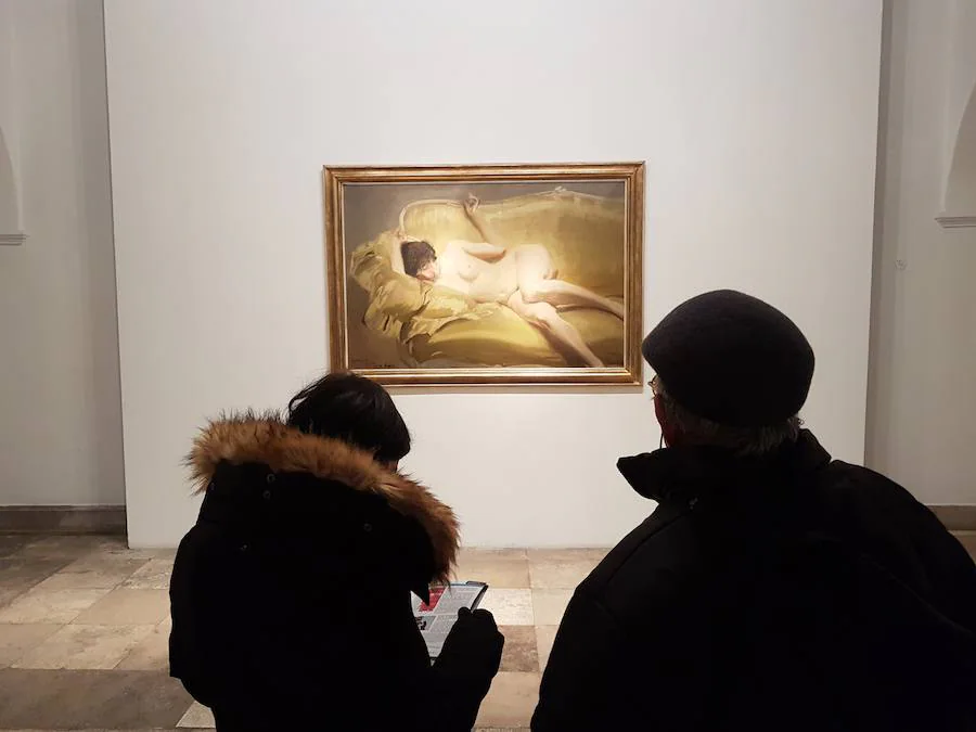 Dos visitantes observan el óleo 'Desnudo en el diván amarillo', de Joaquín Sorolla. 