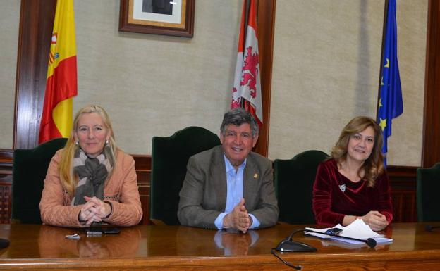 El alcalde de Béjar, Alejo Riñones, en el centro, junto a dos concejalas del equipo de Gobierno. 