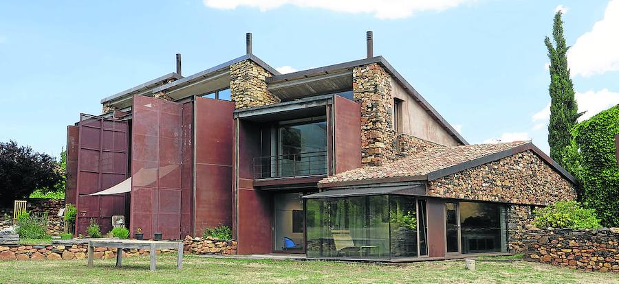 Exterior de APGallery, en Martín Muñoz de Ayllón (Segovia). 