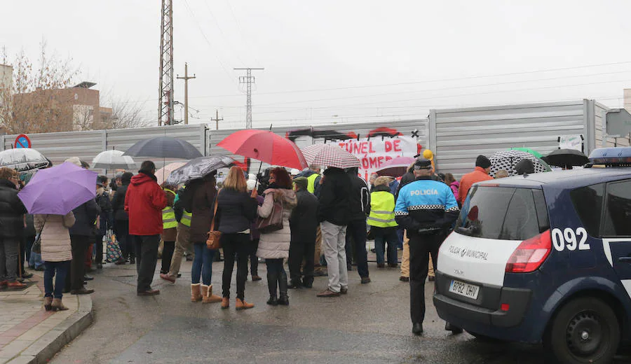Fotos: Concentración en la Pilarica por el retraso en las obras del túnel