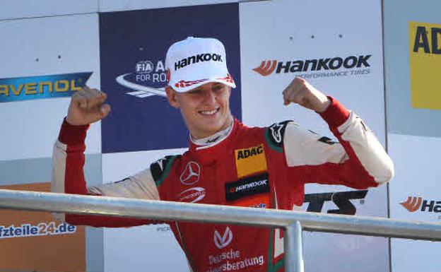 Mick Schumacher, celebrando un podium en F3 