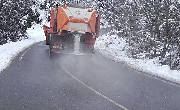 Una máquina de la Diputación trabaja durante un episodio de nevadas.