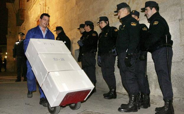 19 de enero de 2006. La Policía custodia la salida de las primeras cajas con fondos del Archivo. 