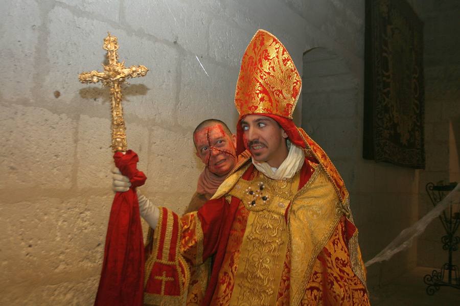 Dos actores del programa de noches de terror en el castillo de Cuéllar.