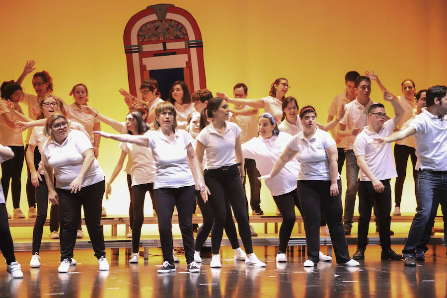 Fotos: Musical de Grease, interpretado por la Fundación Aviva, en Salamanca