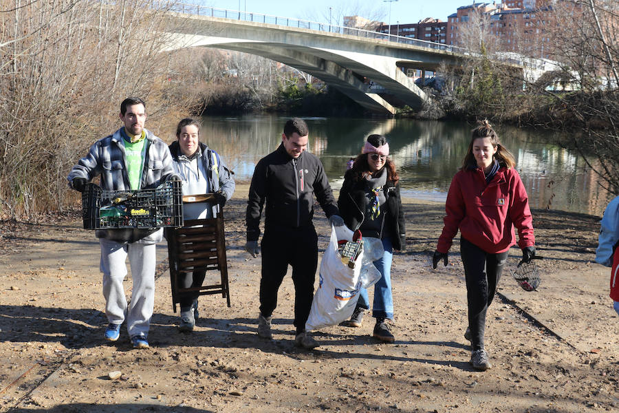 Fotos: Un grupo de jóvenes y niños hacen limpieza en las orillas del Pisuerga, en Valladolid