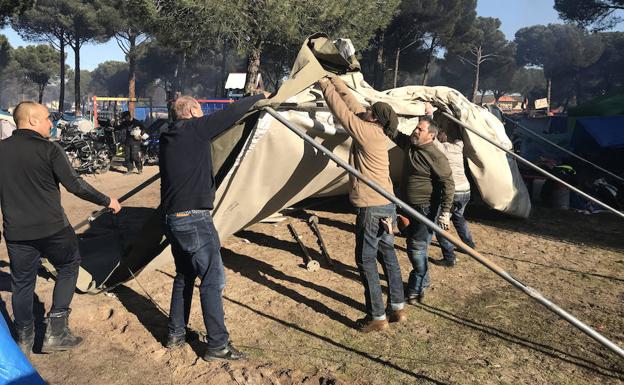 Un grupo de asistentes a Motauros desmonta una de las tiendas de campaña de Tordesillas. 