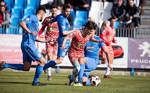 Una acción del encuentro entre el Fuenlabrada y el CD Guijuelo. 