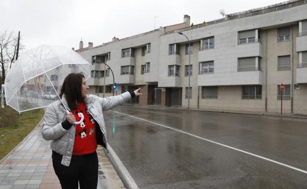 Paloma Alonso señala el bloque de viviendas que se construyó en el solar que heredó de su padre. 