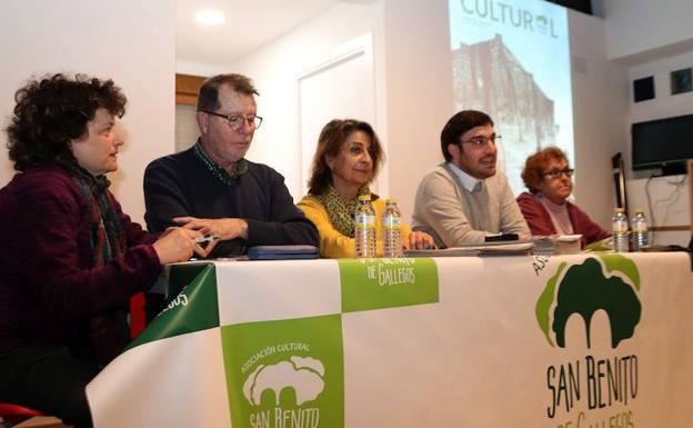 Miembros del consejo de redacción durante la presentación del número 11 de la revista de la asociación. 