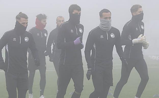 Ayoze, en el centro en un entrenamiento de esta semana, se mide a su exequipo.