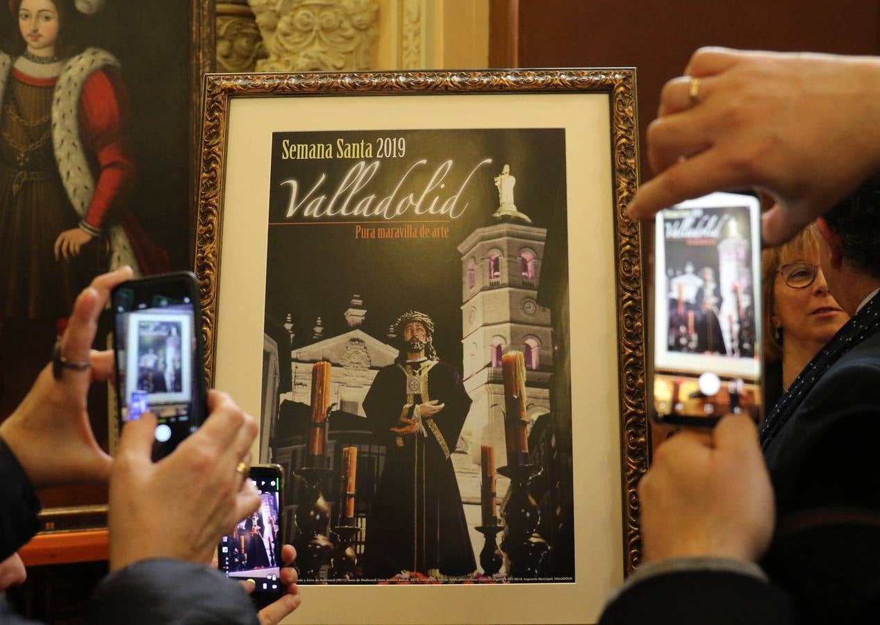 Se ha elegido una fotografía de Marcos Valdespino Salazar, titulada 'Estación de Lunes Santo', una imagen del paso Jesús de Medinaceli, que alumbra la Cofradía del Discípulo Amado