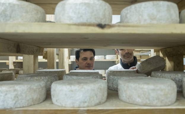 Ricardo Miranda y Pablo Goicoechea, en una cámara de maduración. 