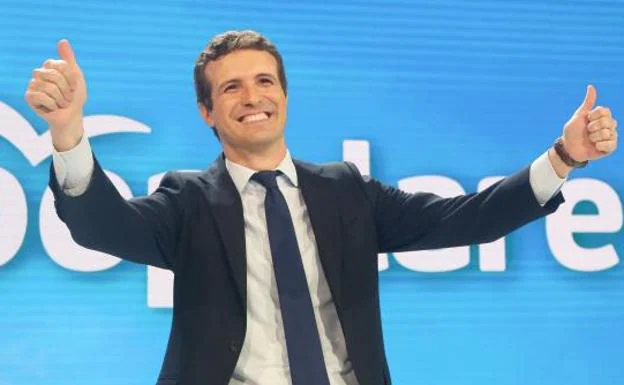 El presidente del PP, Pablo Casado, saluda en la tercera jornada de la Convención Nacional del PP 'España en libertad'.