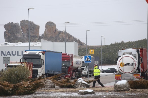 Camiones embolsados en el polígono industrial de Aguilar de Campoo esperan a que se les permita continuar viaje hacia Cantabria.