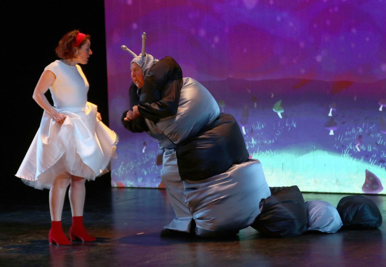 El clásico de Lewis Carrol es la última propuesta para público familiar de la compañía vallisoletana que estrena este domingo en la sala Concha Velasco