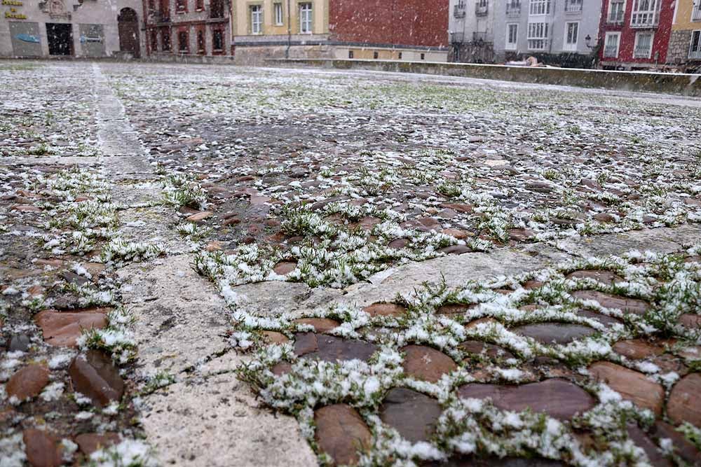 Fotos: Llegan los primeros copos de nieve a Burgos