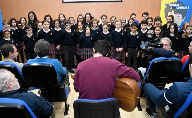 El grupo Magis del Colegio San José interpreta la canción 'Tú cuentas'.