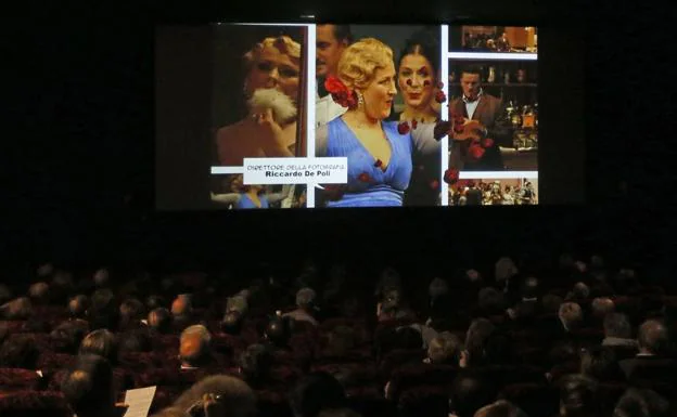 Retrasmisión en directo de la ópera 'La Traviata', desde la Escala de Milán en los cines Manhattan de Valladolid.