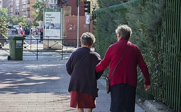 Dos mujeres caminan por La Rondilla. 