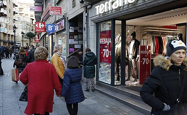 Ambiente comercial en una calle de la capital salmantina. 
