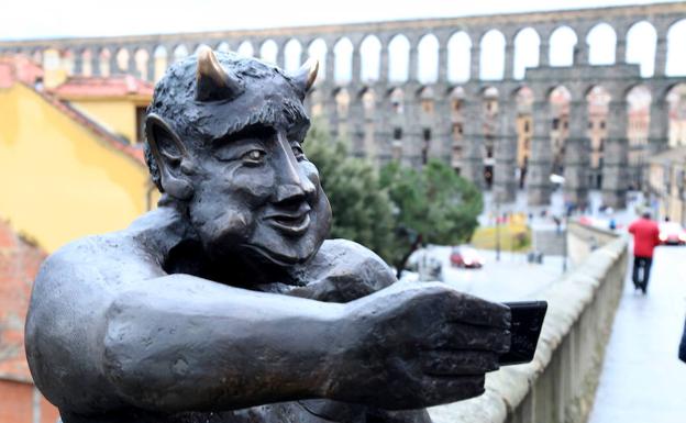 Escultura del Diablillo de Segovia, obra del escultor José Antonio Abella. 