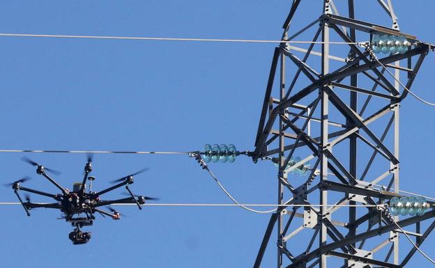 Inspección de postes del tendido eléctrico de la provincia de Segovia. 