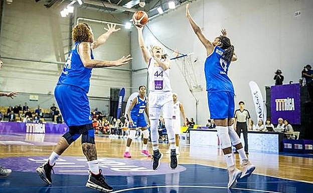 Erika de Souza y Robinson intentan taponar a Baiba Eglite en el partido de la primera vuelta. 