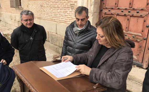 La alcaldesa de Medina, Teresa López, firma el acta de replanteo de la antigua iglesia.