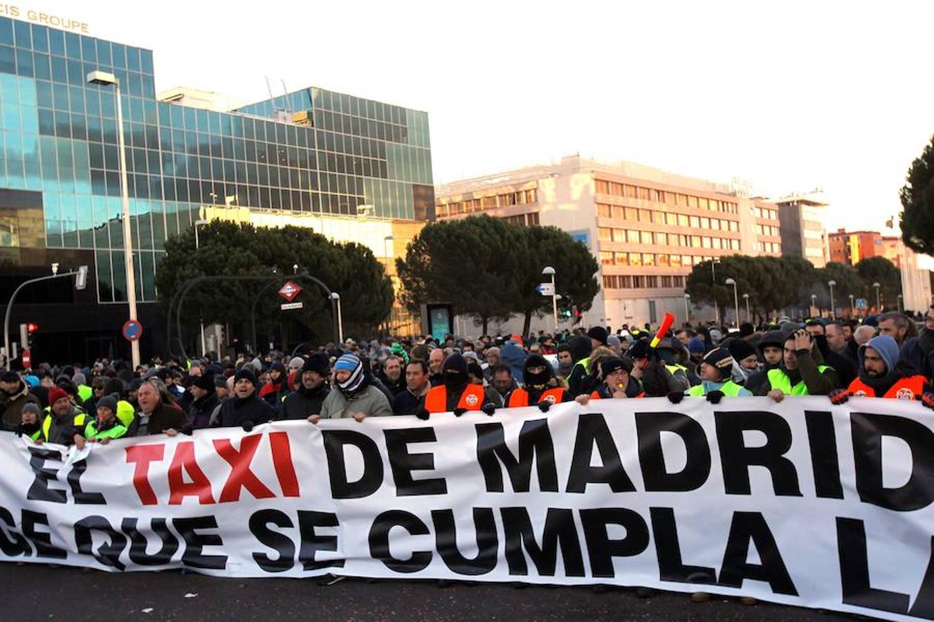 Madrid afronta este miércoles la tercera jornada de la huelga indefinida convocada por los taxistas de la región. La mayor concentración tiene lugar en las inmediaciones del recinto ferial de Ifema, donde se inaugura Fitur, la feria más importante de la capital a la que se prevé que asistan más de 250.000 visitantes.