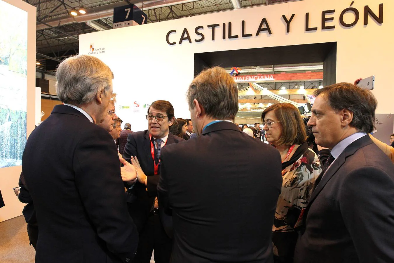 El presidente de PPCyL, Alfonso Fernández Mañueco, durante su visita al stand de la Junta.
