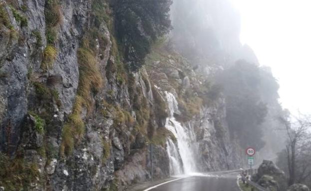 Carretera cortada en Cantabria por las últimas precipitaciones. 