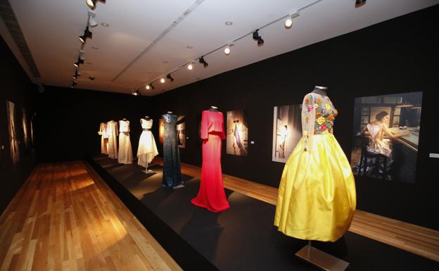 Algunos de los vestidos de la exposición.