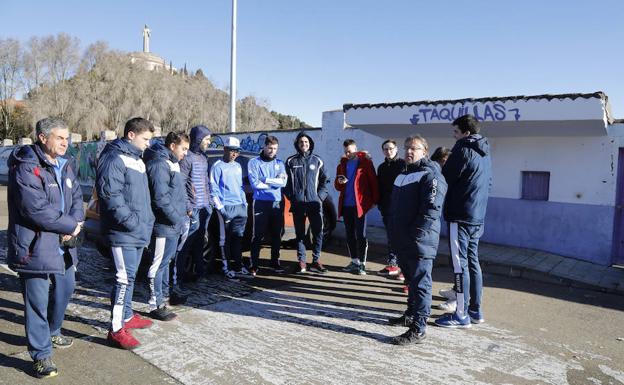 Los jugadores del Bosco esperan el pasado domingo en el campo de El Otero. 