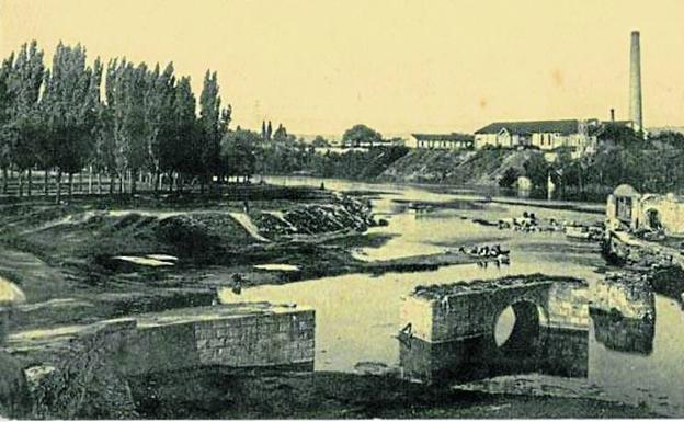 Las aceñas del Puente Mayor y la pasarela, a comienzos del siglo XX, cuando se acudía allí a lavar la ropa.