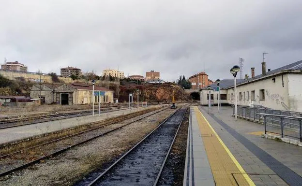 La estación de trenes de Soria sin pasajeros porque solo tiene un viaje a Madrid al día.