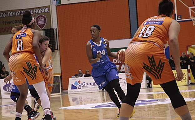 Loyd, con el balón, en su debut en Zamora. 