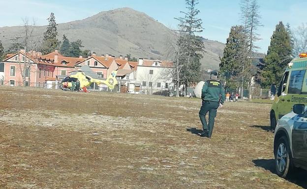 Equipos sanitarios y de Protección Civil desplazados a El Real Sitio para evacuar a los montañeros heridos. 