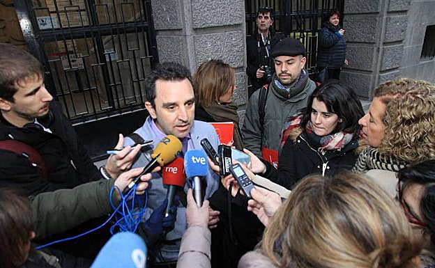 Alberto López-Villa, abogado de IU, atiende a la prensa a la salida del juzgado tras la vista previa.