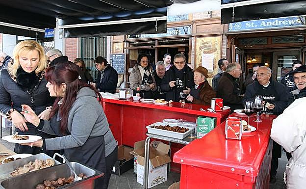 Matanza popular celebrada ayer en la Avenida de la Constitución.