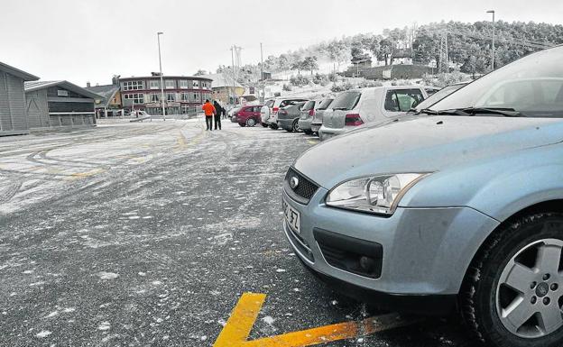 Coches aparcados en la explanada del alto de Navacerrada.