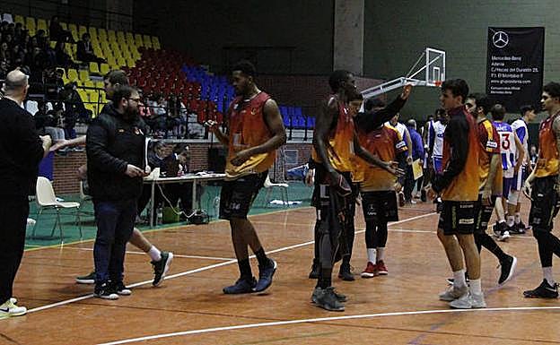 Los jugadores de Aquimisa acuden a escuchar al técnico en un tiempo muerto. 