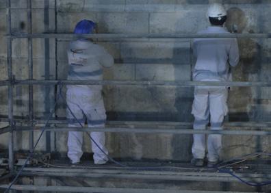 Imagen secundaria 1 - Los trabajos se centran ahora en el coro y la parte trasera del crucero, una vez limpia la piedra del altar y las ábsides. 