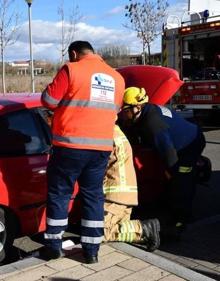 Imagen secundaria 2 - Una mujer de 46, herida en un accidente de tráfico ocurrido en la tarde de este lunes en la Avenida Santander de Valladolid. 