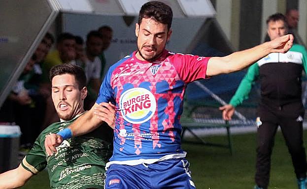 Mika, máximo realizador de la Segoviana, durante un partido en La Albuera..