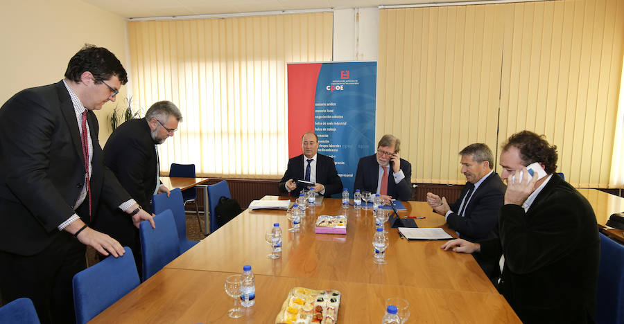 Carrasco y Aparicio, a la derecha, sentados, junto a otros integrantes de Cecale, en la reunión en Palencia. 