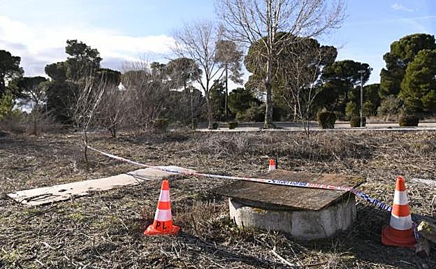 Pozo señalizado por la Policía Municipal de Laguna tras la denuncia de un vecino. 