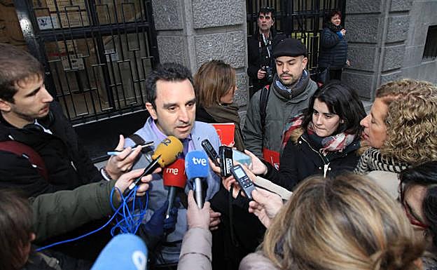 El abogado de IU, Alberto López-Villa, atiende a la prensa a la salida del juzgado, hace una semana.